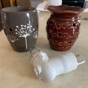 2 scentsy warmers (only comes with 1 plug)